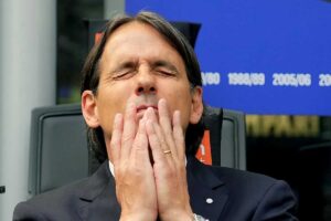 Inzaghi con le mani sul volto