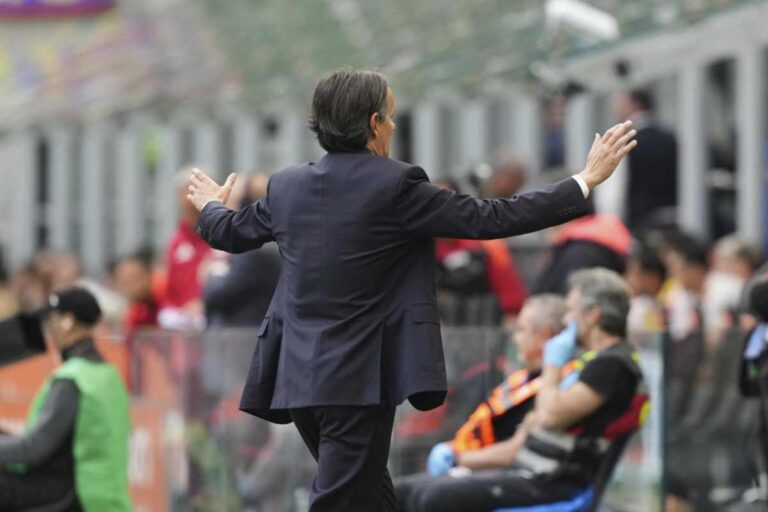 Inzaghi allarga le braccia a bordocampo