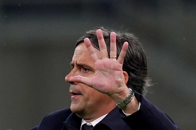 Inzaghi fa cenno con la mano