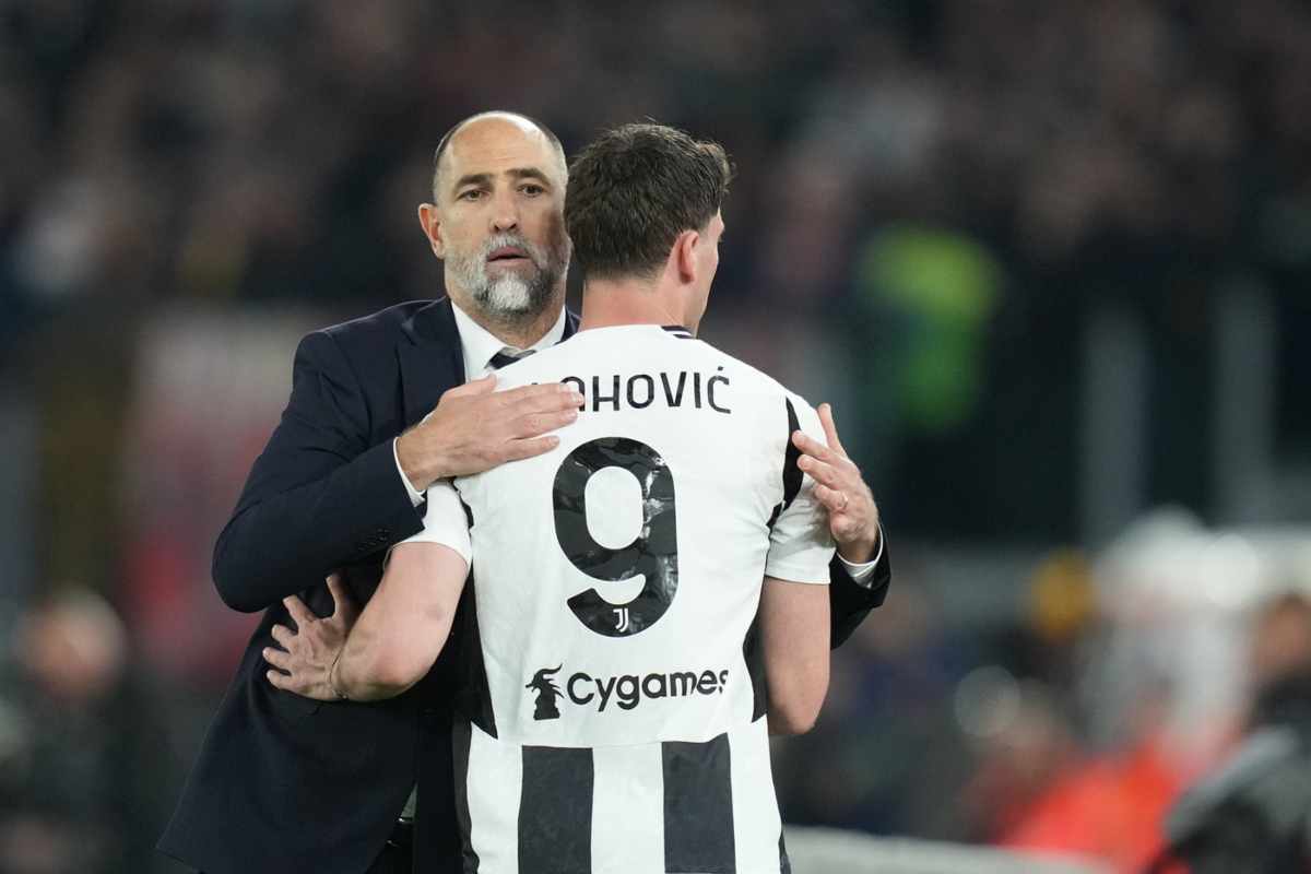 Tudor abbraccia Vlahovic al momento della sostituzione