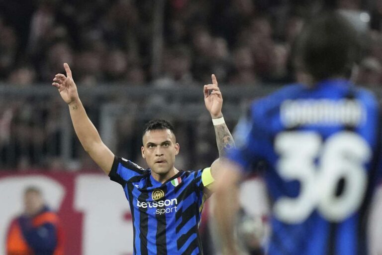 Lautaro Martinez esulta per il gol al Bayern