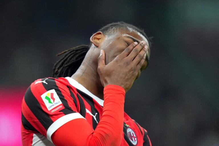 Leao con le mani in faccia