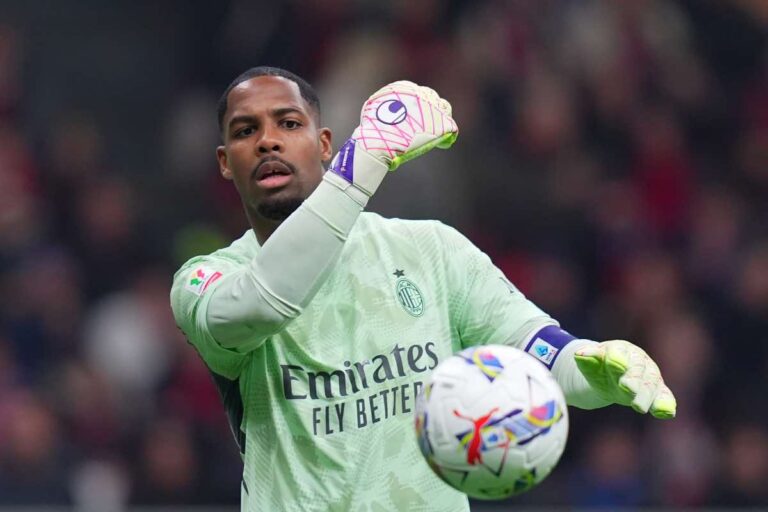 Mike Maignan lancia il pallone