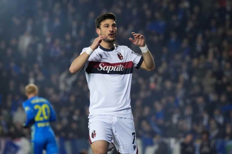 Orsolini con la maglia del Bologna