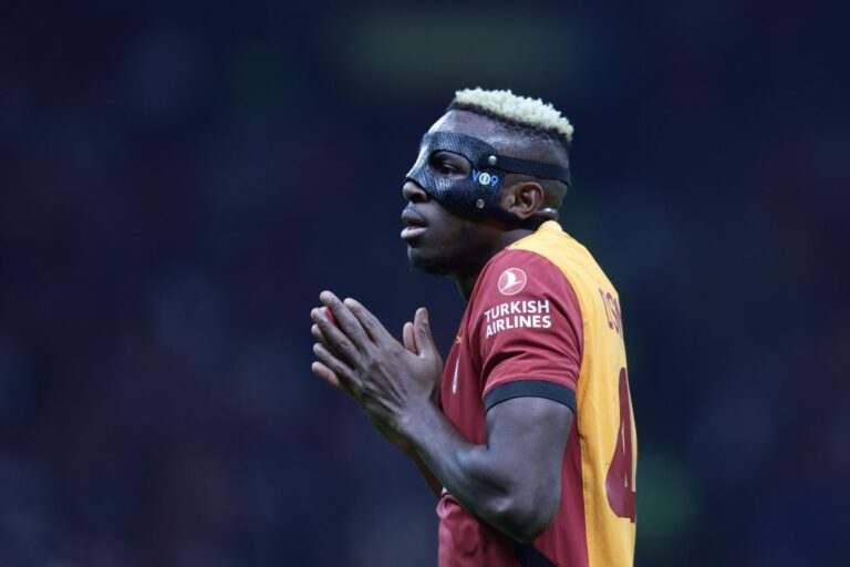 Victor Osimhen perplesso durante il match di Europa League tra Galatasaray e Tottenham
