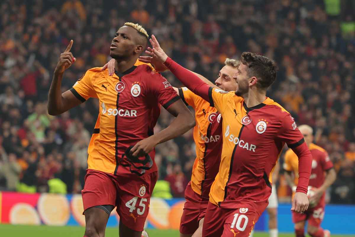 Osimhen festeggia coi compagni al Galatasaray