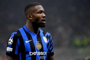 Thuram in azione con la maglia dell'Inter