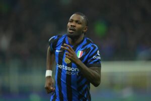 Thuram durante un'azione di gioco con la maglia dell'Inter