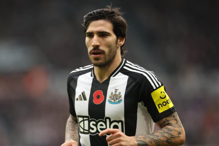Sandro Tonali con la maglia del Newcastle