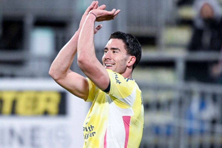 Vlahovic festeggia un gol