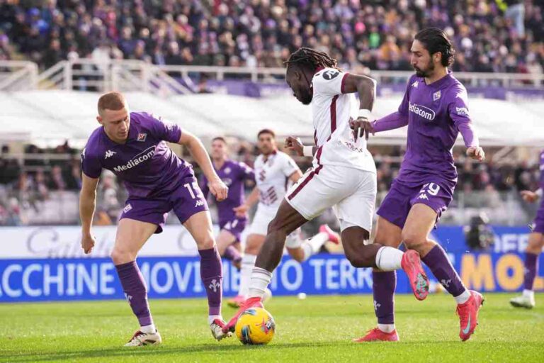 Adli e Comuzzo contrastano un giocatore del Torino