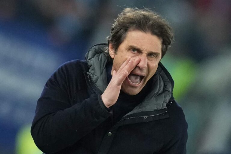 Antonio Conte incita i suoi dalla panchina