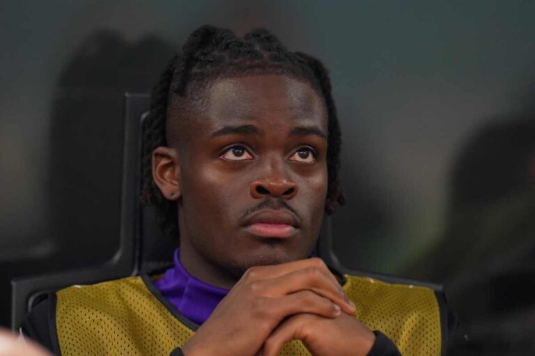 Bisseck pensieroso in panchina