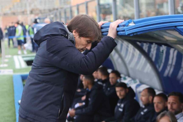 Conte disperato si appoggia sulla panchina