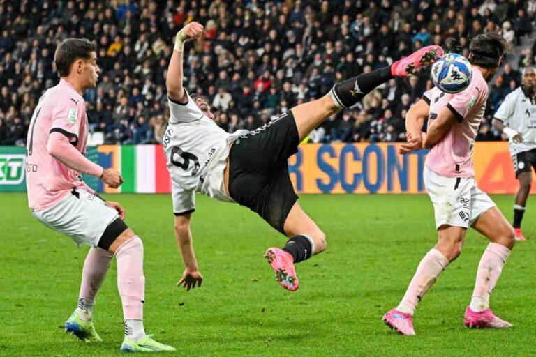 Francesco Pio Esposito tenta una semirovesciata