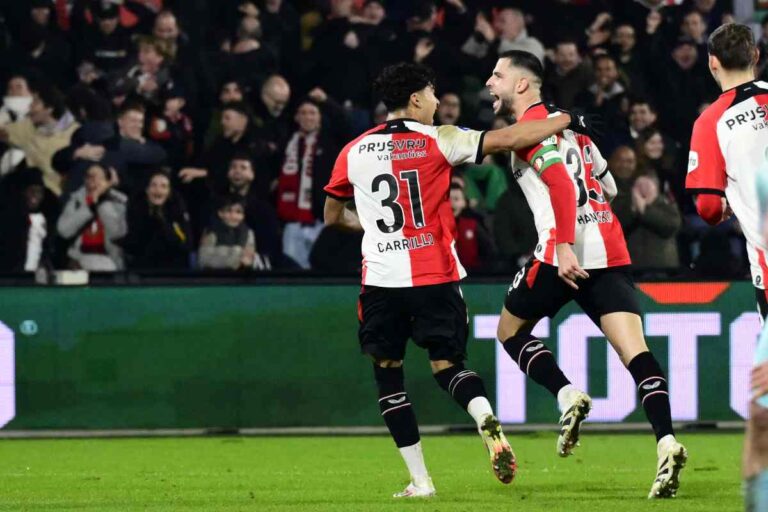 David Hancko esulta con un compagno di squadra del Feyenoord