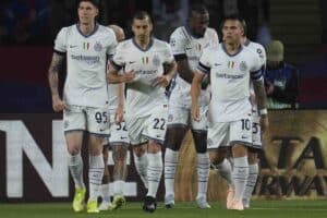 I calciatore dell'Inter esultano dopo un gol