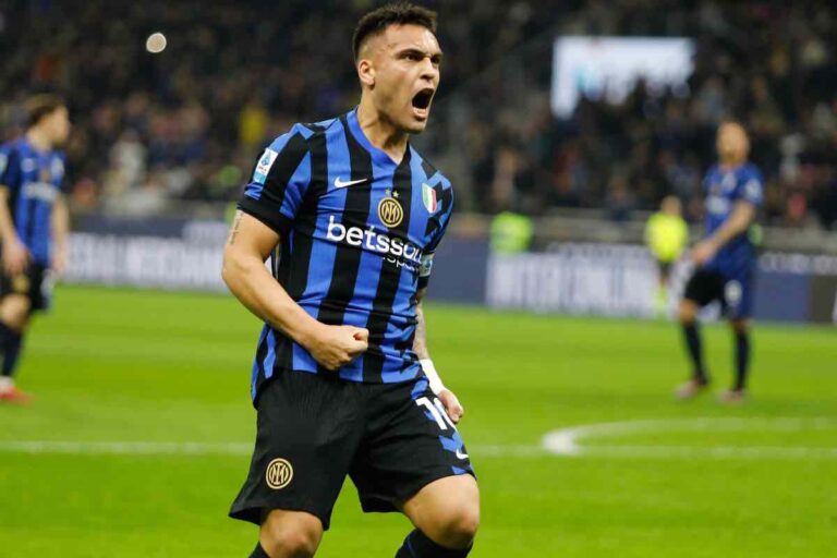 Lautaro Martinez esulta