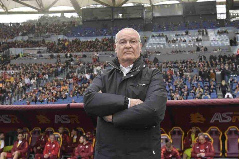Ranieri osserva in piedi davanti alla panchina