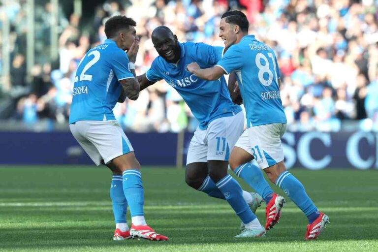 Raspadori esulta con Di Lorenzo e Lukaku