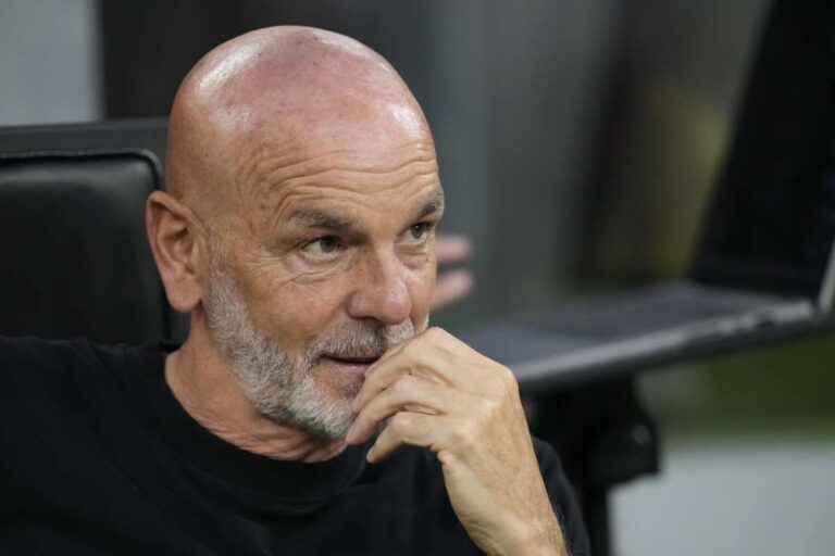 Stefano Pioli preoccupato in panchina