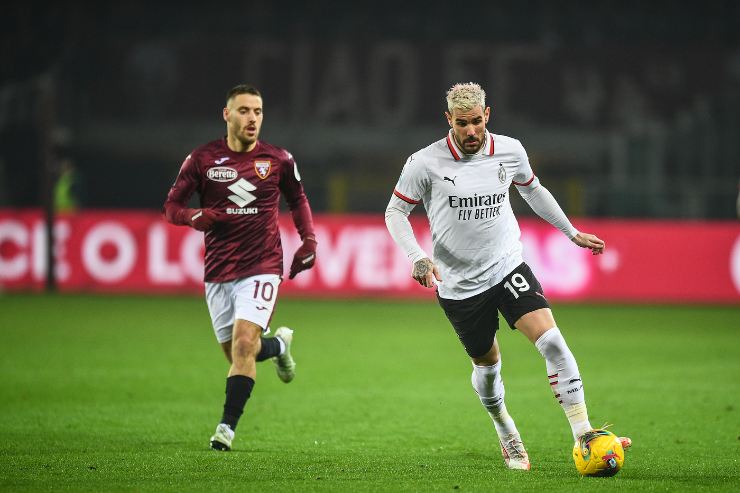 Theo Hernandez controlla la palla inseguito da Vlasic del Torino
