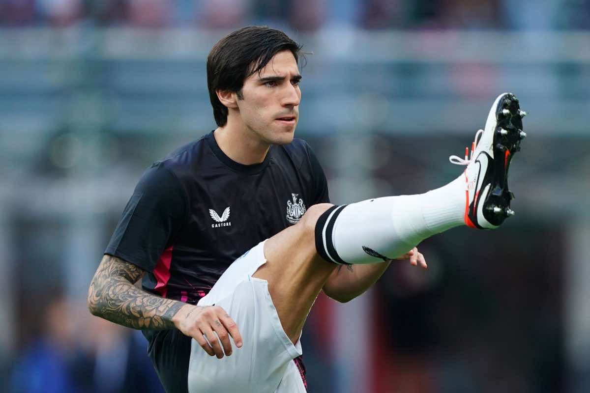 Tonali si riscalda con la maglia del Newcastle