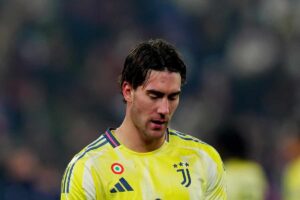 Vlahovic triste a testa bassa