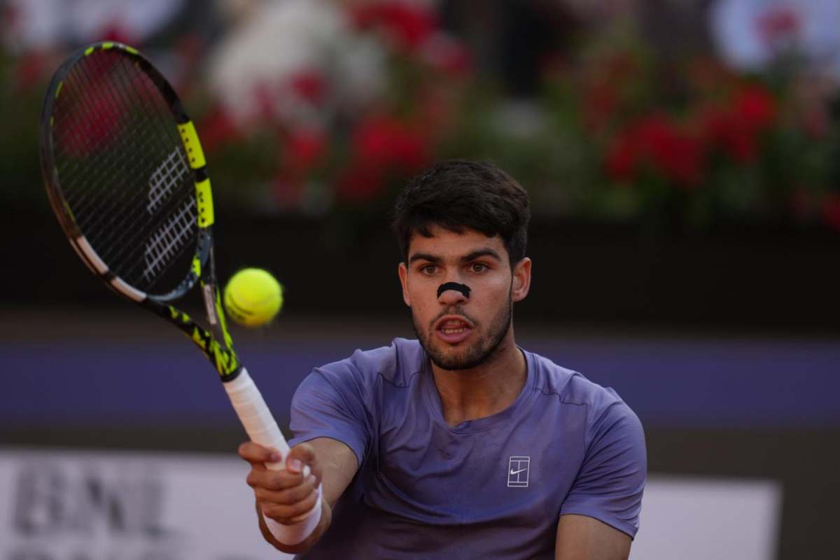 Alcaraz colpisce la pallina in campo