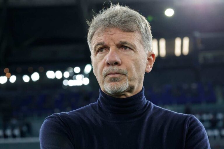 Baroni osserva perplesso a bordo campo