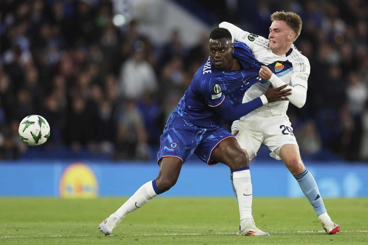 Badiashile in azione col Chelsea
