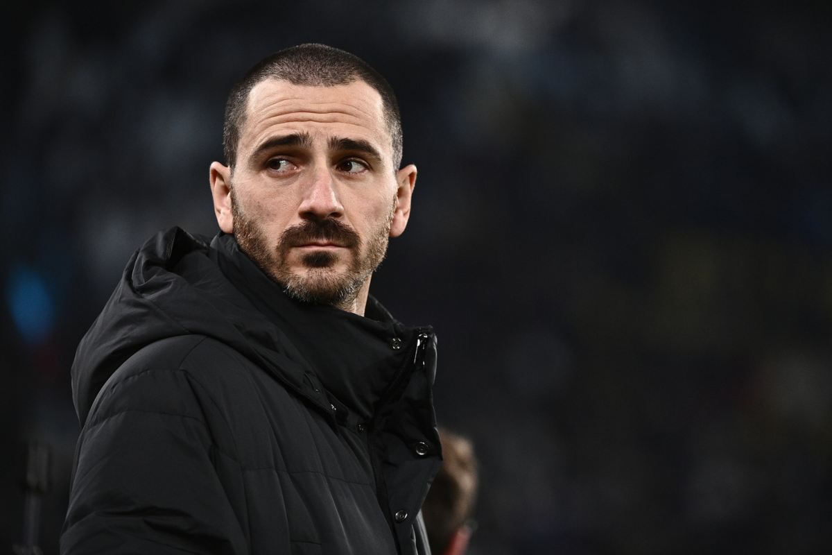 Bonucci osserva perplesso a bordo campo