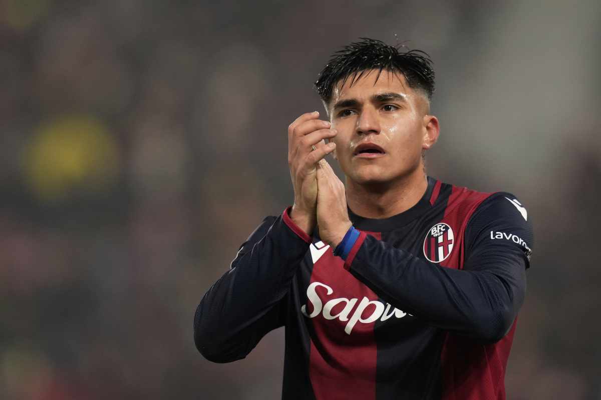 Castro applaude i tifosi del Bologna al momento della sostituzione