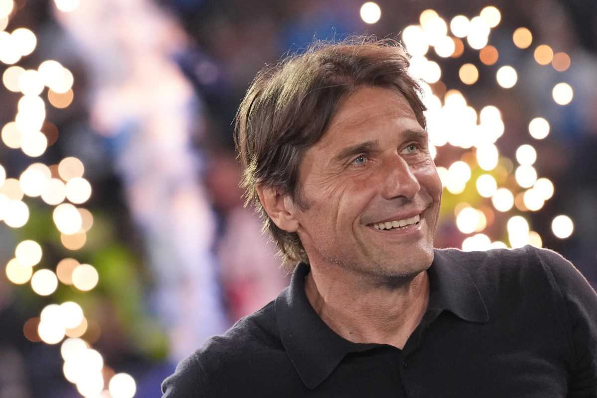 Antonio Conte sorridente