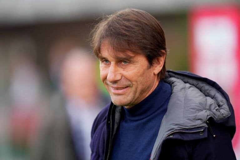 Antonio Conte osserva