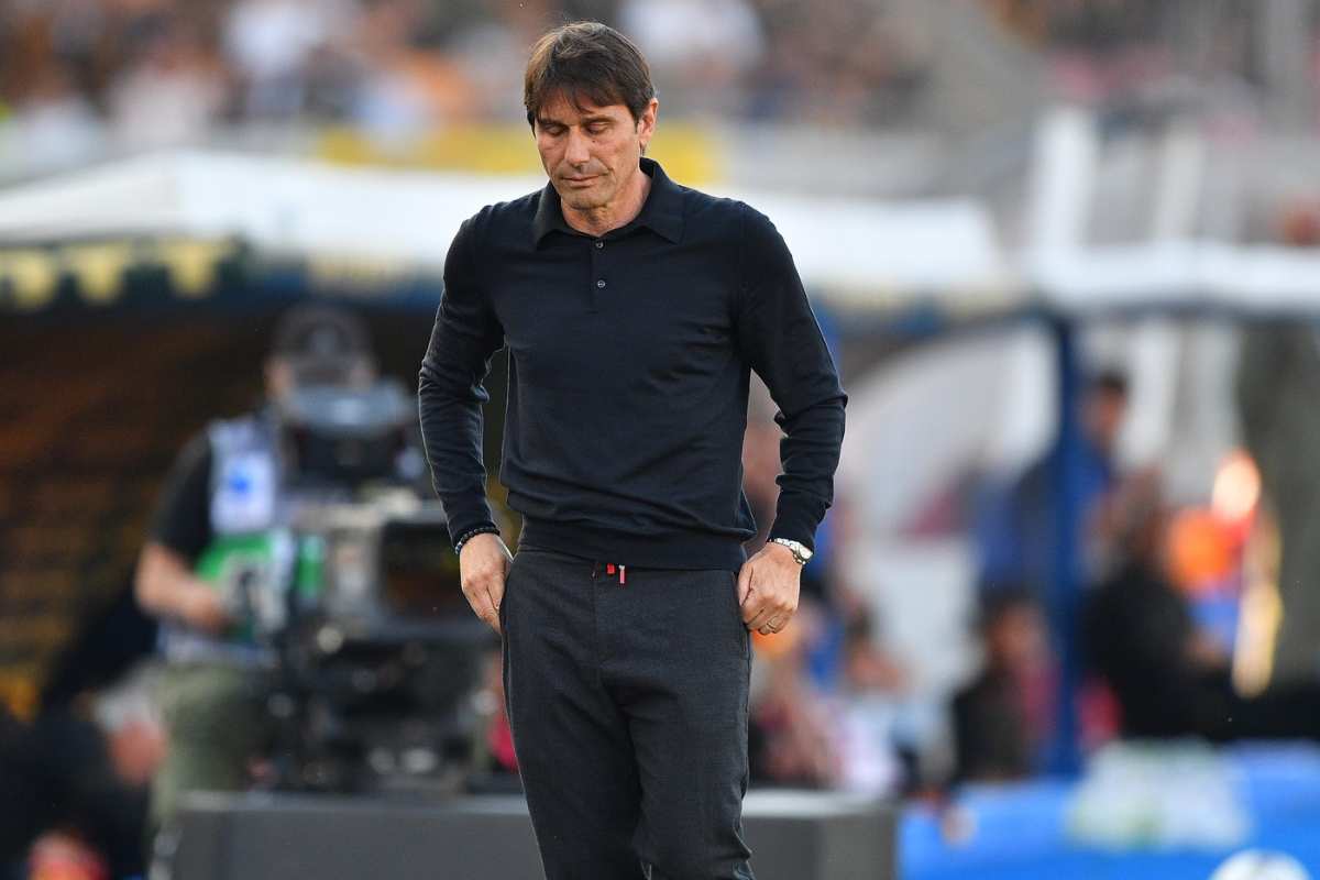 Conte in piedi a bordocampo