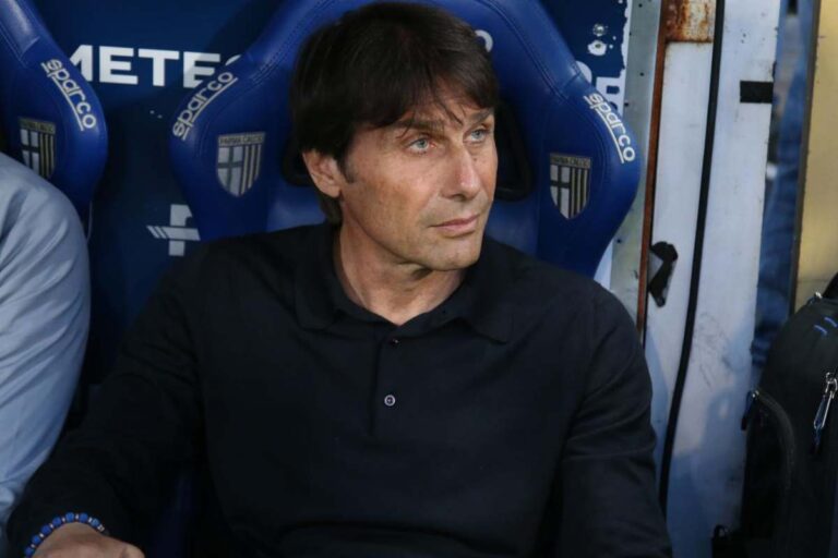 Conte seduto in panchina