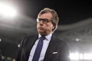 Giuntoli osserva pensieroso a bordo campo