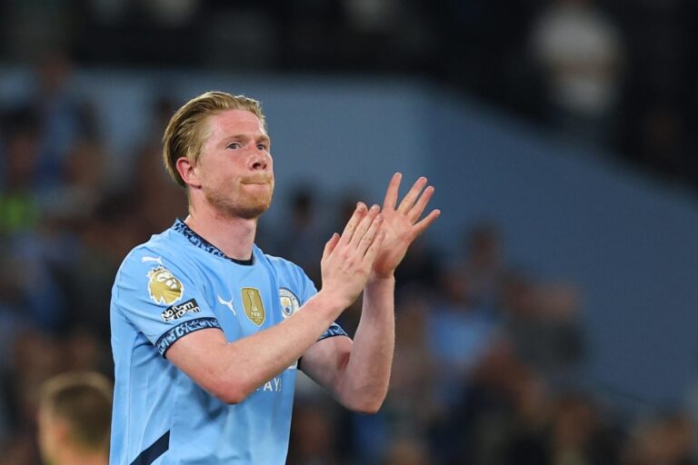 De Bruyne applaude