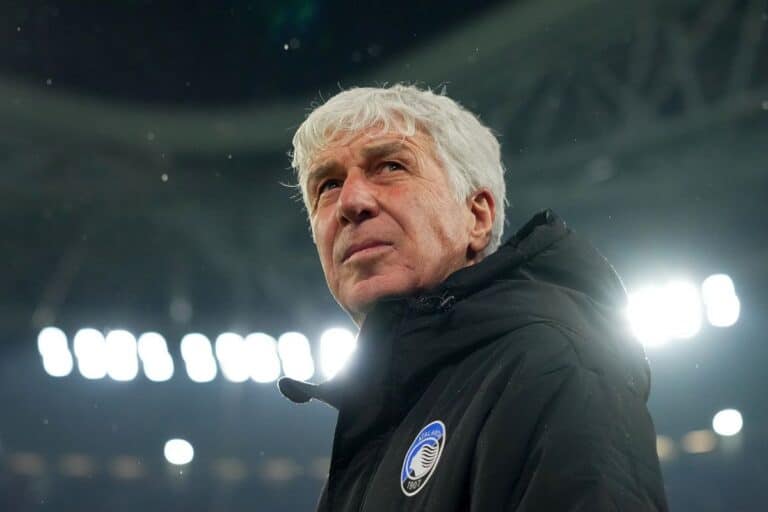 Gasperini osserva perplesso sulla panchina dell'Atalanta