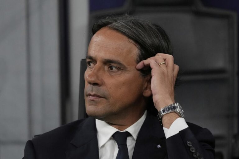 Simone Inzaghi pensieroso, sulla panchina dell'Inter
