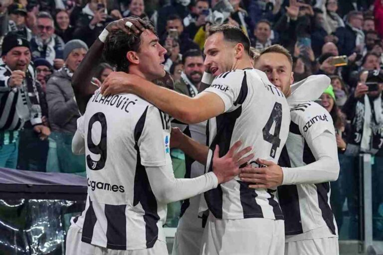 Giocatori Juve si abbracciano
