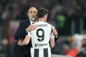Tudor abbraccia Vlahovic dopo la sostituzione