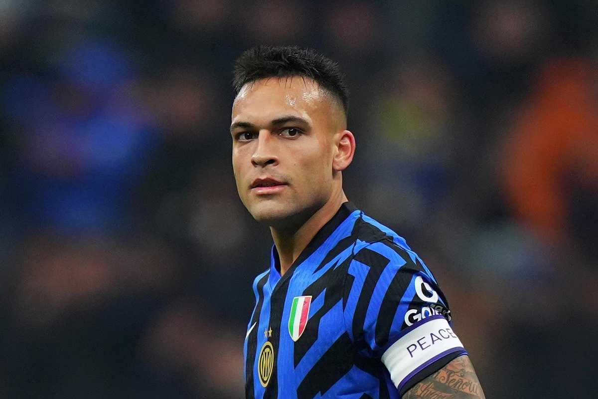 Lautaro Martinez con la fascia da capitano durante le fasi di gioco
