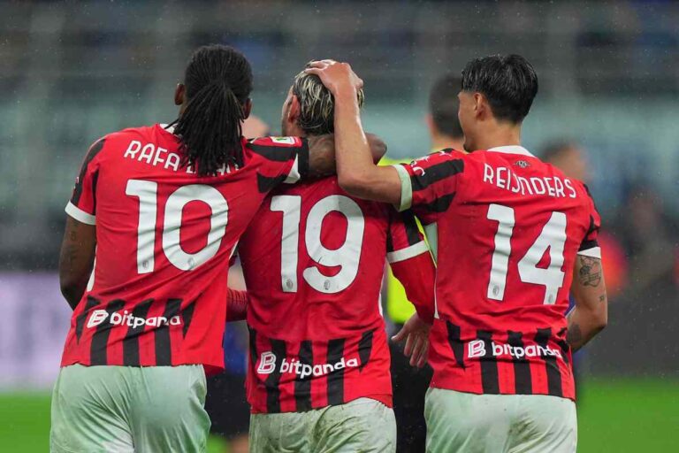 Leao, Theo Hernandez e Reijnders festeggiano dopo un gol