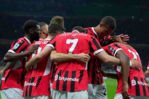 Giocatori Milan si abbracciano