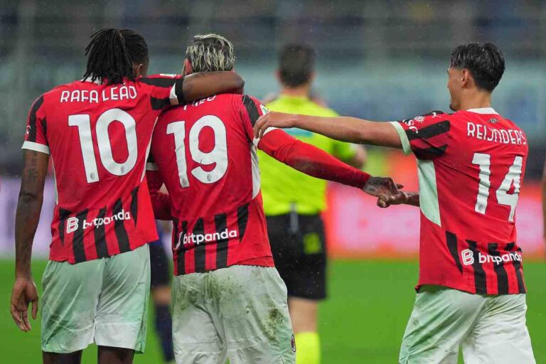 Giocatori Milan abbracciati