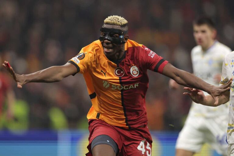 Osimhen festeggia dopo un gol con la maglia del Galatasaray