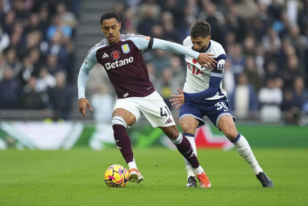 Jacob Ramsey in campo contro il Tottenham