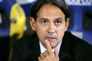 Inzaghi riflette pensieroso in panchina